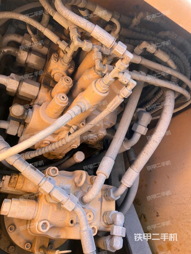 回转马达和主控阀（整机外观）