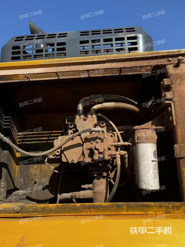 液压泵舱室正面整体（整机外观）