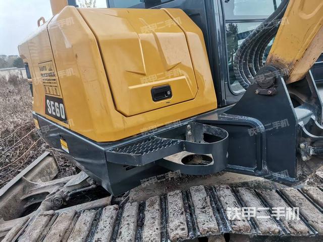 回转马达和主控阀（整机外观）