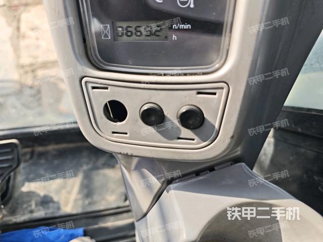 行走控制手柄和踏板 俯拍（驾驶室部分）