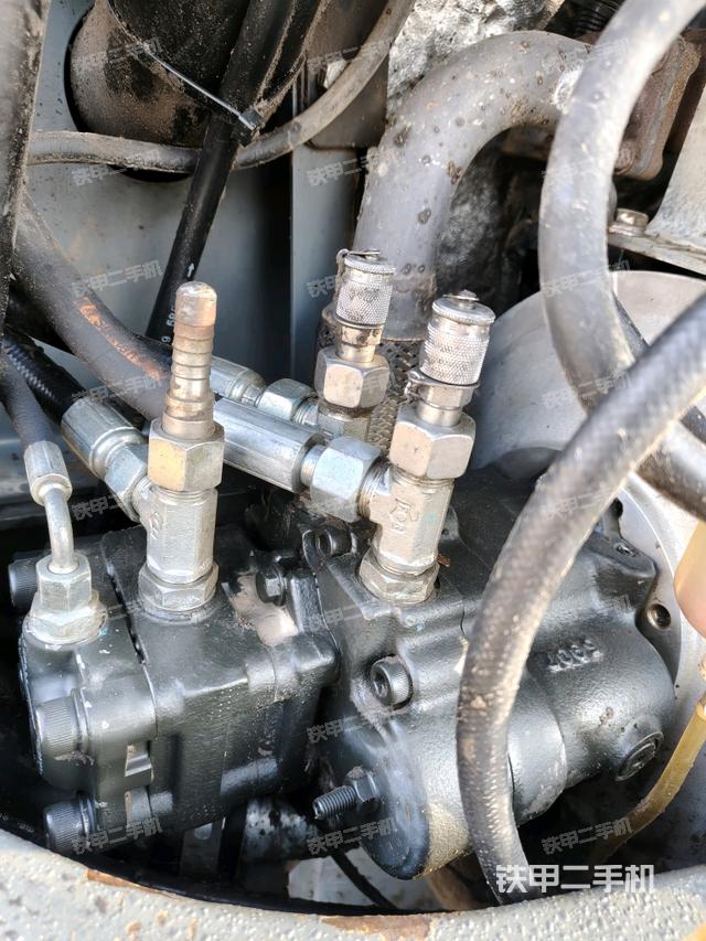 液压泵舱室正面整体（整机外观）