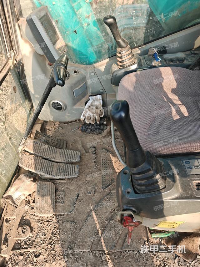 座椅右侧控制台/钥匙门/油门/含右手柄（驾驶室部分）