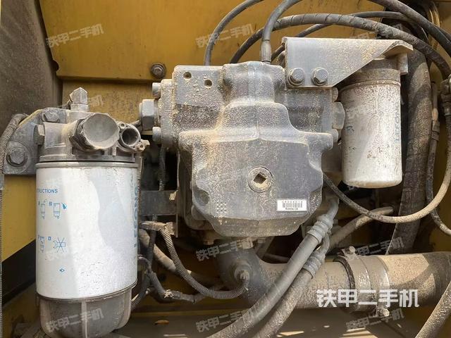 液压泵舱室正面整体（整机外观）