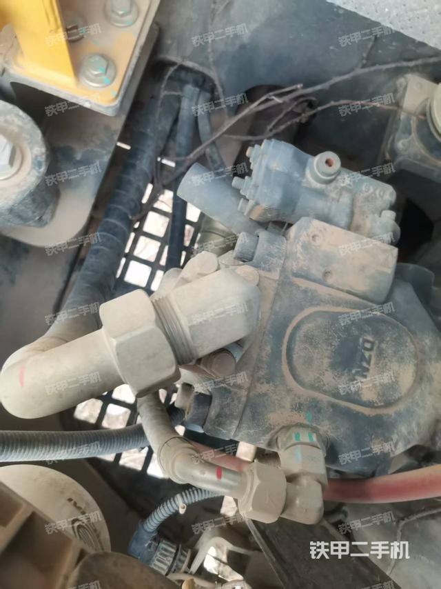 液压泵舱室正面整体（整机外观）