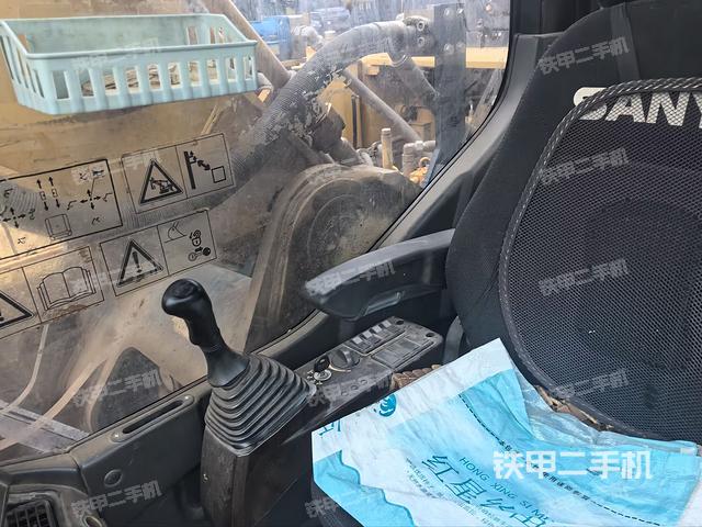 座椅右側(cè)控制臺(tái)/鑰匙門/油門/含右手柄（駕駛室部分）