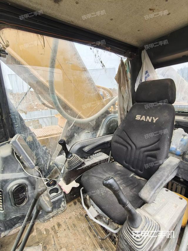 行走控制手柄和踏板 俯拍（驾驶室部分）