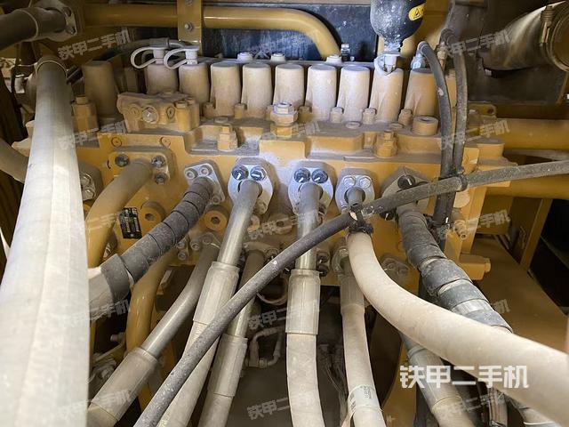 回转马达和主控阀（整机外观）