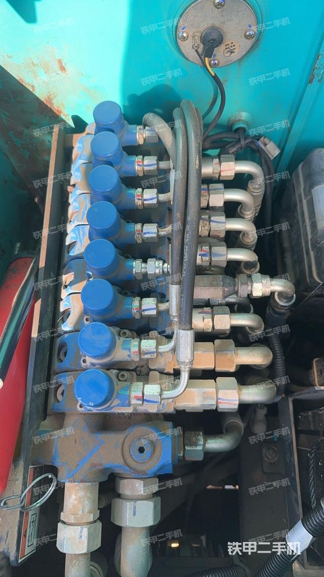 回转马达和主控阀（整机外观）