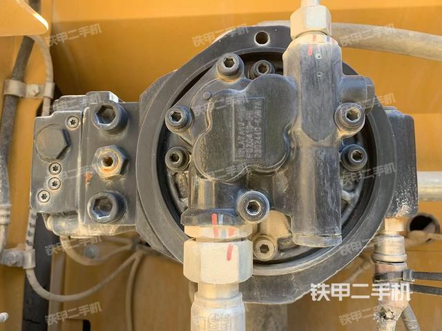 液压泵舱室正面整体（整机外观）