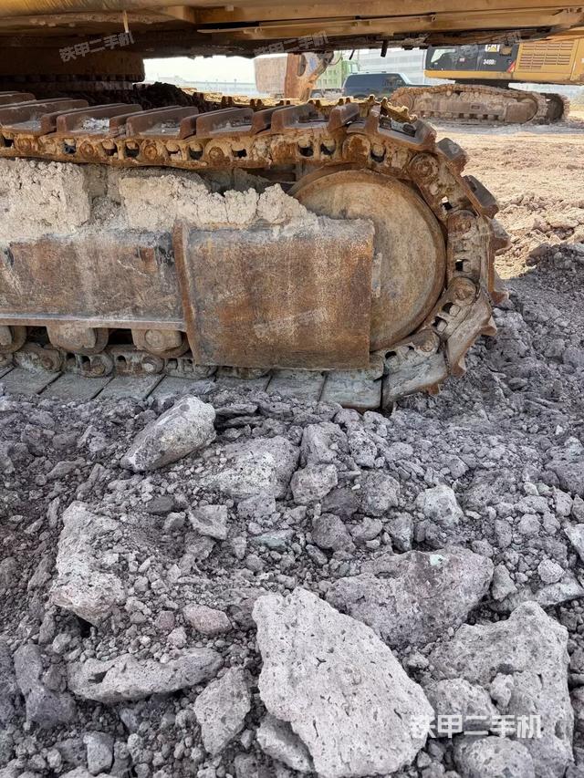 左驅(qū)動輪（行走機構(gòu)）