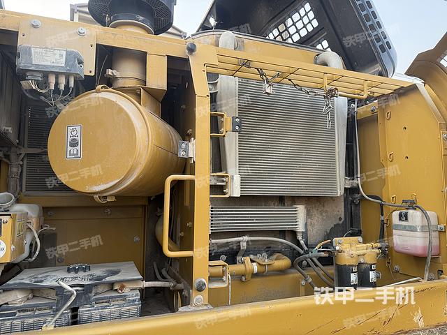 液压泵舱室正面整体（整机外观）