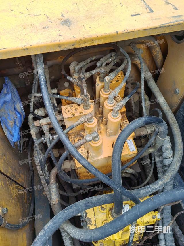 回轉(zhuǎn)馬達(dá)和主控閥（整機(jī)外觀）