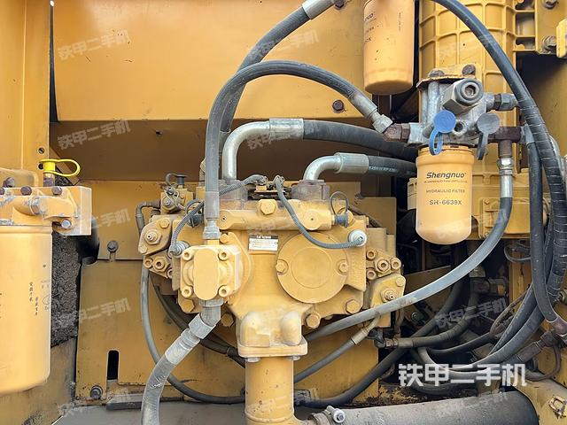 液壓泵艙室正面整體（整機外觀）