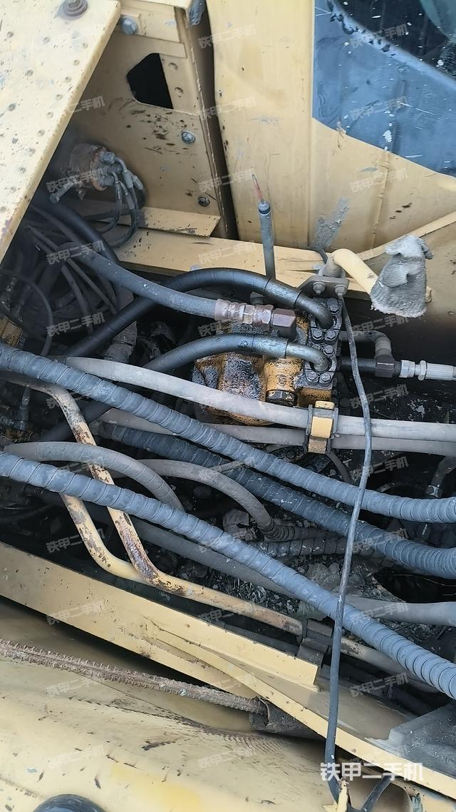 回轉(zhuǎn)馬達(dá)和主控閥（整機(jī)外觀）