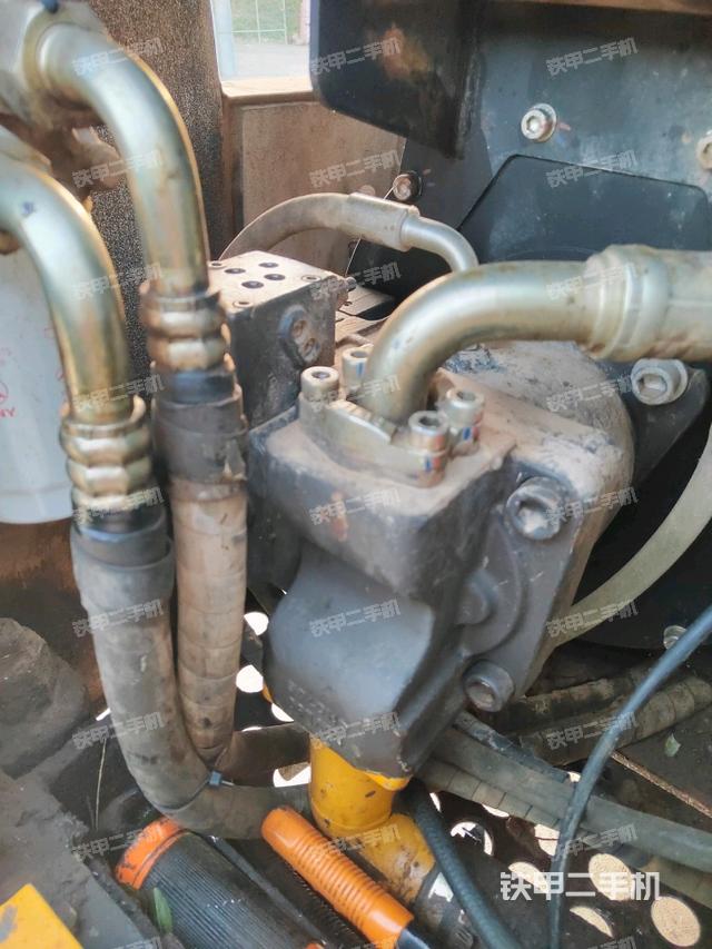 液壓泵艙室正面整體（整機外觀）