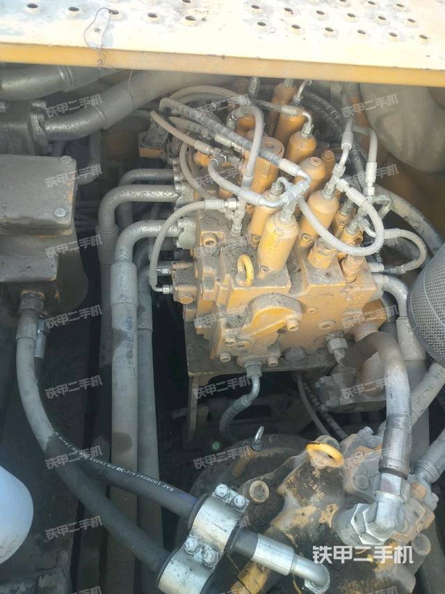 回轉(zhuǎn)馬達(dá)和主控閥（整機(jī)外觀）