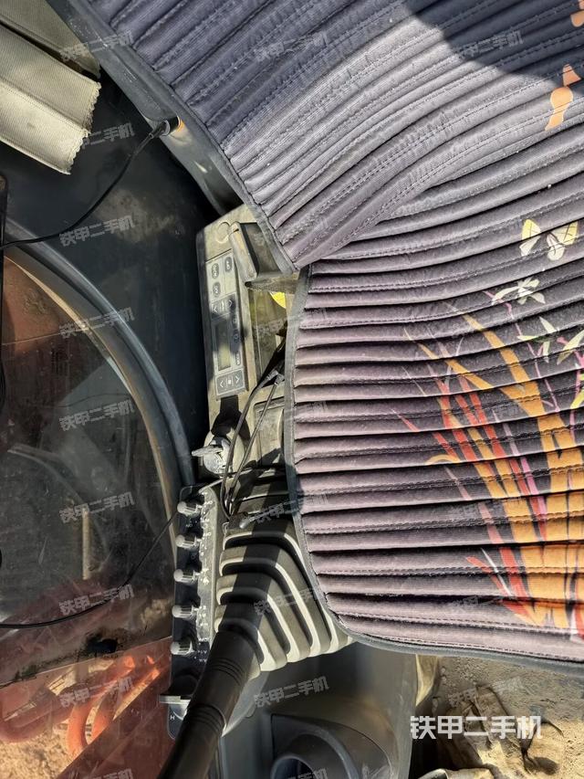 座椅右側控制臺/鑰匙門/油門/含右手柄（駕駛室部分）