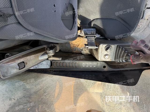 座椅右側(cè)控制臺/鑰匙門/油門/含右手柄（駕駛室部分）