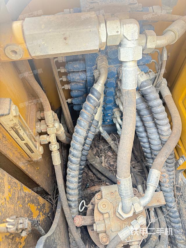 回转马达和主控阀（整机外观）