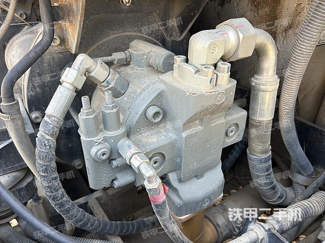 液壓泵艙室正面整體（整機外觀）