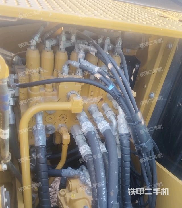 回轉(zhuǎn)馬達(dá)和主控閥（整機(jī)外觀）