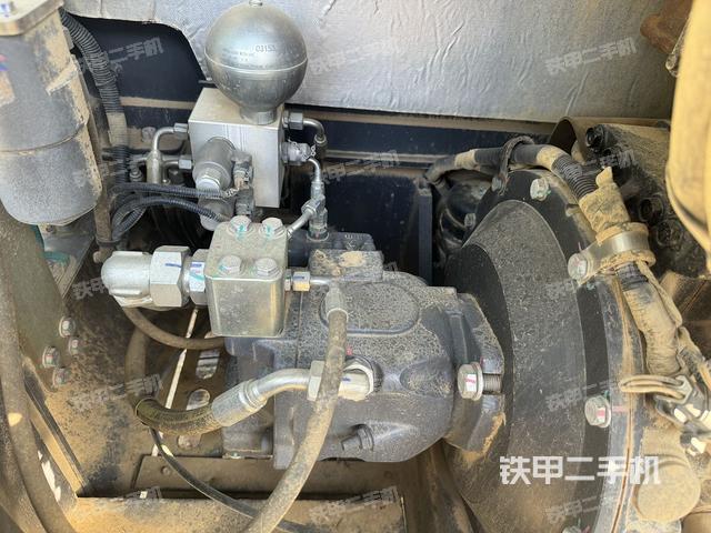 液压泵舱室正面整体（整机外观）