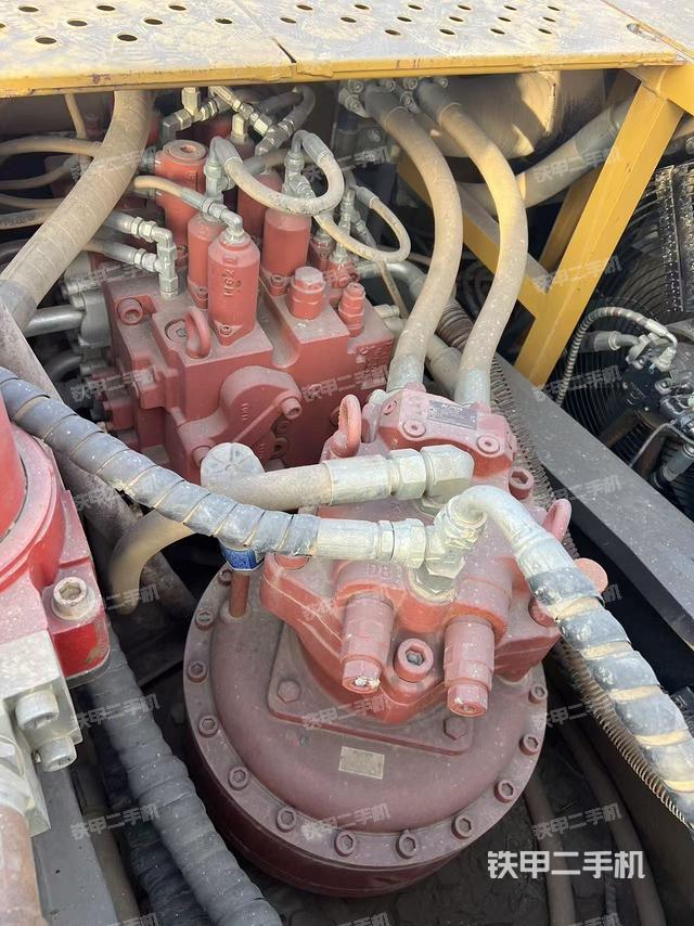 回轉(zhuǎn)馬達(dá)和主控閥（整機(jī)外觀）