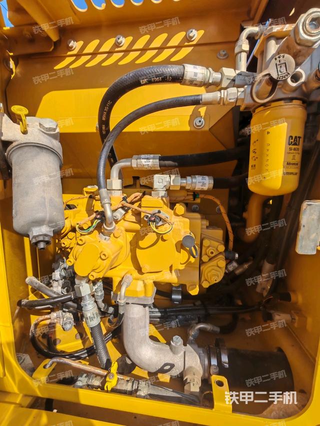 液压泵舱室正面整体（整机外观）