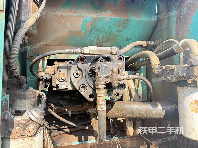 液压泵舱室正面整体（整机外观）