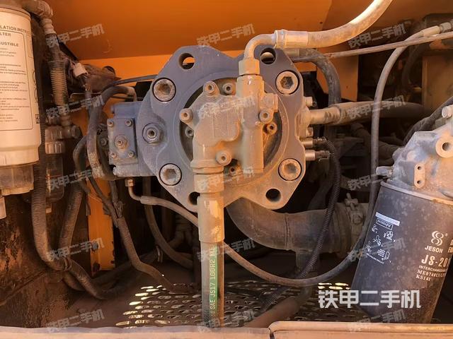 液壓泵艙室正面整體（整機外觀）