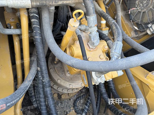 回转马达和主控阀（整机外观）