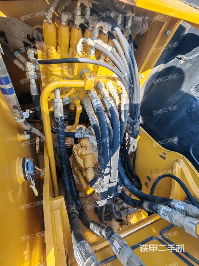 回转马达和主控阀（整机外观）