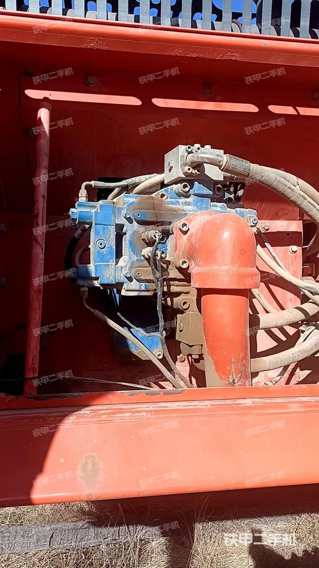 液压泵舱室正面整体（整机外观）