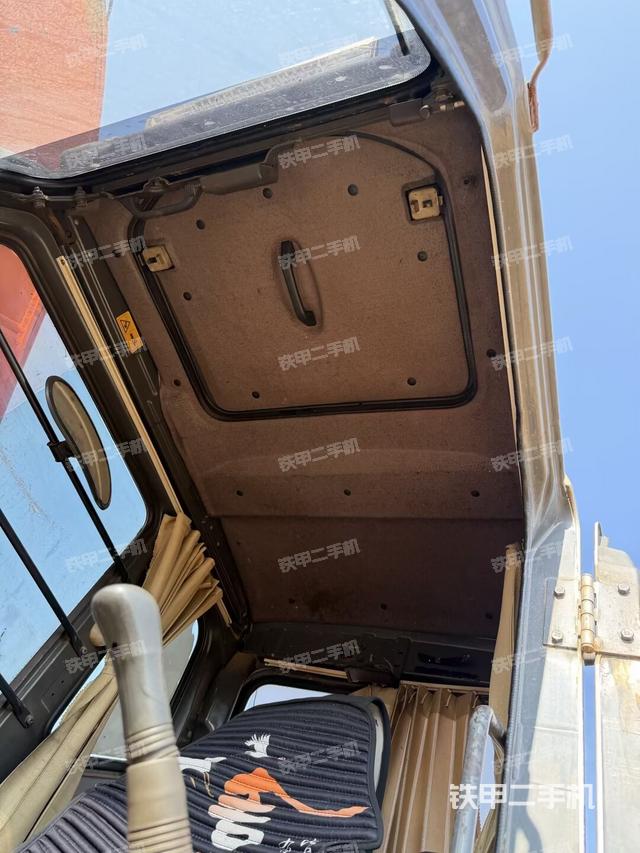 行走控制手柄和踏板?俯拍（駕駛室部分）