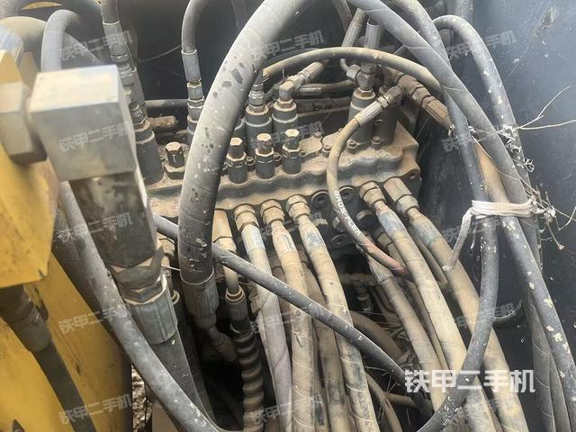 回轉(zhuǎn)馬達(dá)和主控閥（整機(jī)外觀）