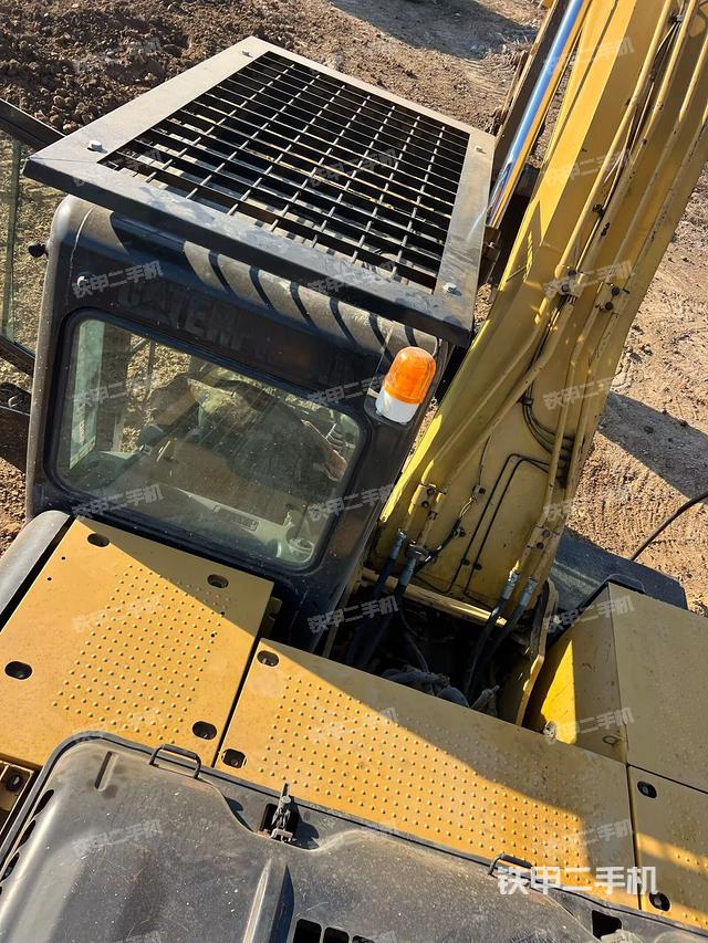 駕駛室頂部（整機外觀）