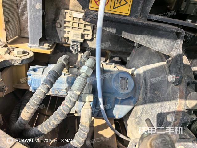 液压泵舱室正面整体（整机外观）