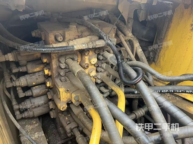 回转马达和主控阀（整机外观）