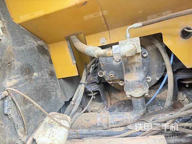 液压泵舱室正面整体（整机外观）