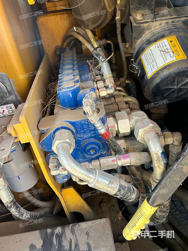 回轉(zhuǎn)馬達和主控閥（整機外觀）