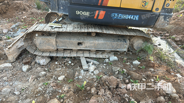 液压泵舱室正面整体（整机外观）