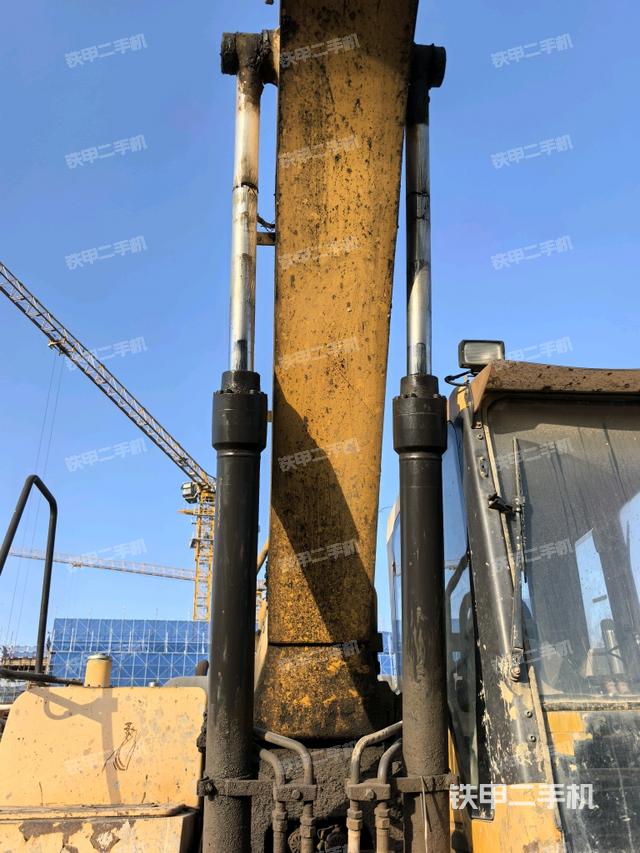 大臂油缸整体 竖拍（工作和回转装置）