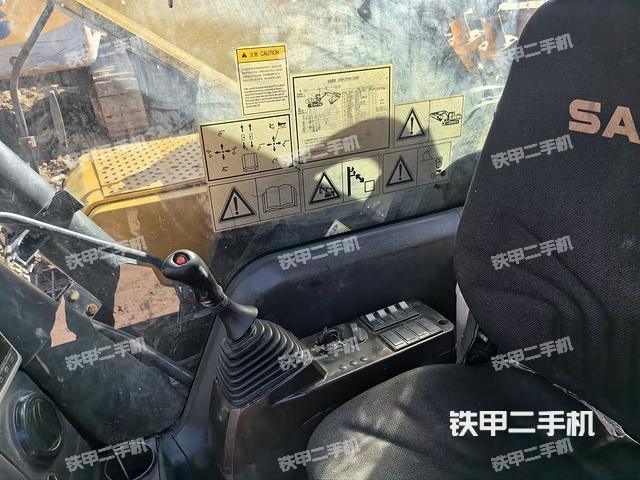 行走控制手柄和踏板 俯拍（驾驶室部分）