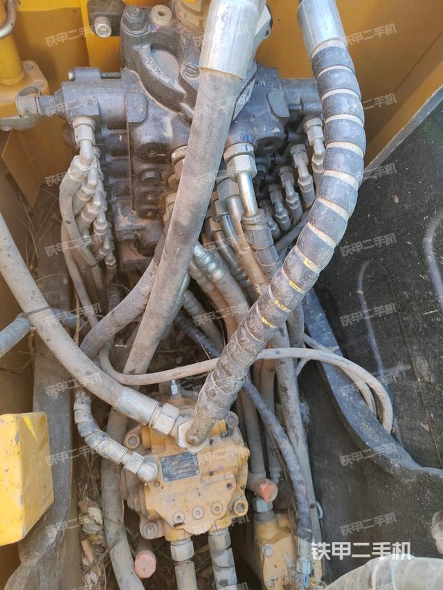 回轉(zhuǎn)馬達(dá)和主控閥（整機(jī)外觀）