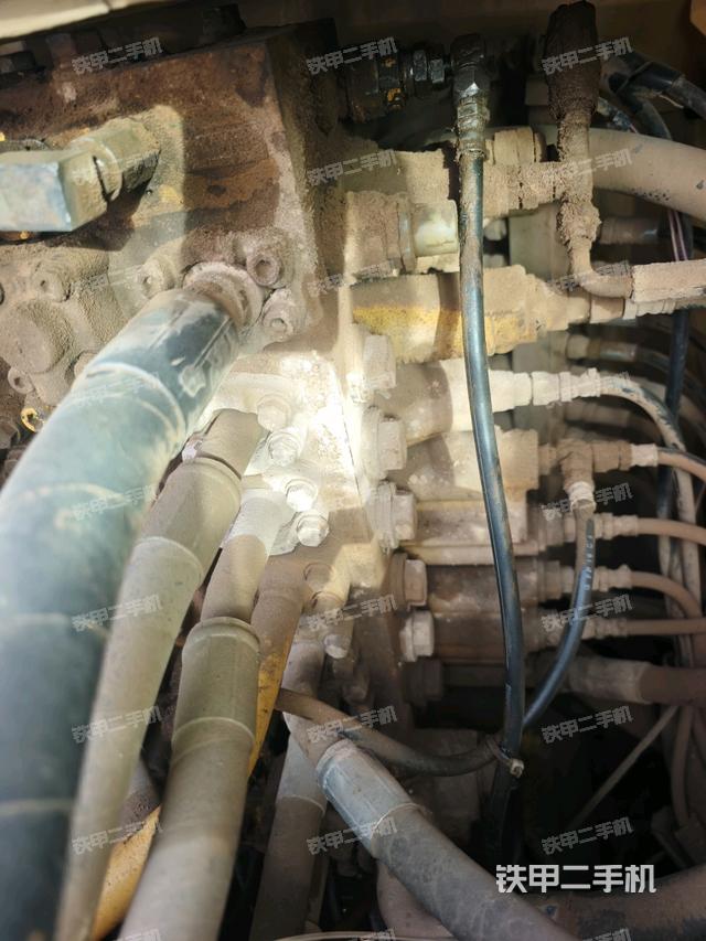 回轉(zhuǎn)馬達(dá)和主控閥（整機(jī)外觀）