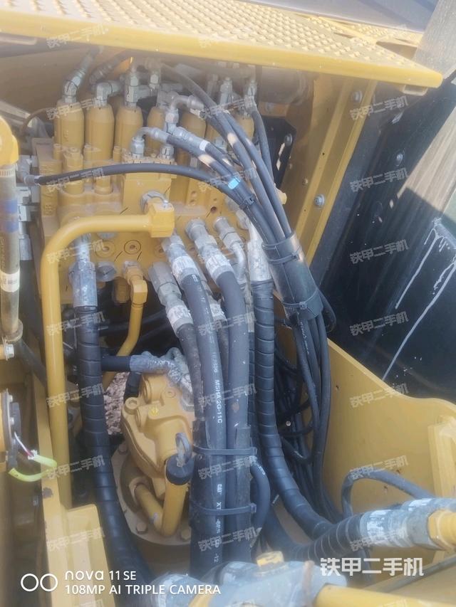 回轉(zhuǎn)馬達(dá)和主控閥（整機(jī)外觀）