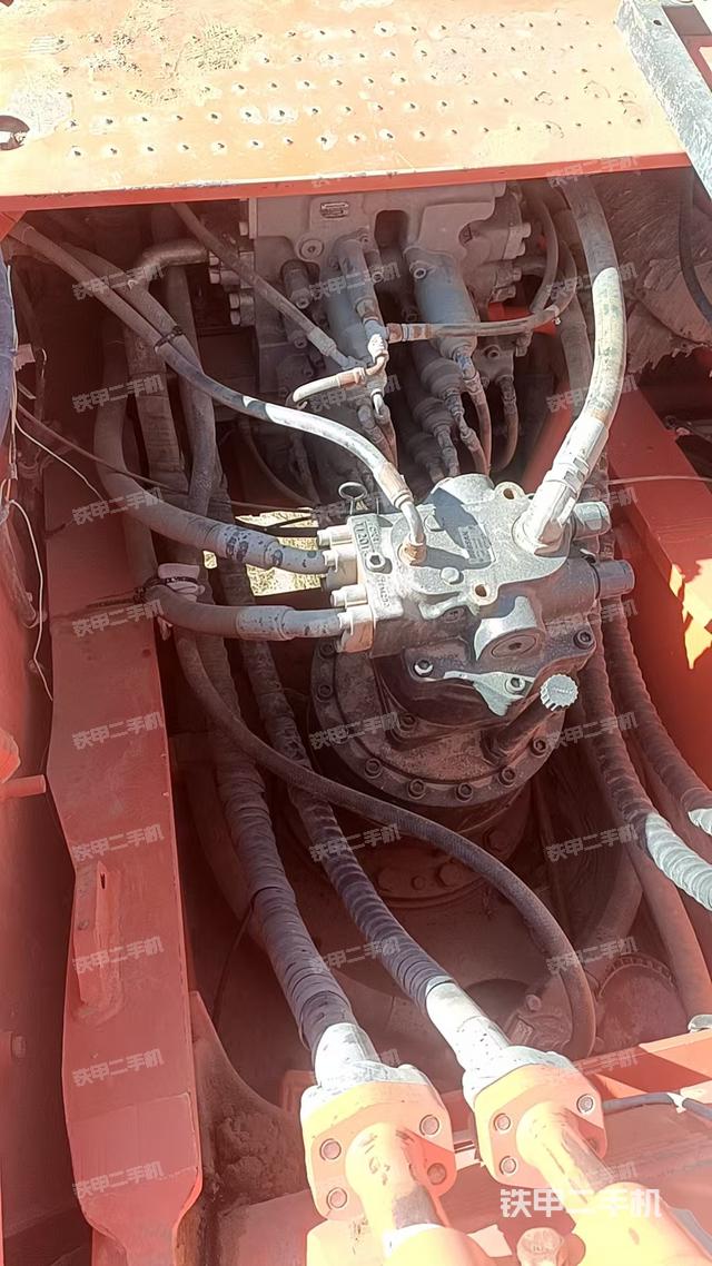 回转马达和主控阀（整机外观）