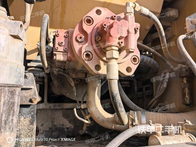 液压泵舱室正面整体（整机外观）