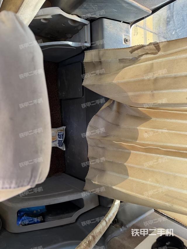 行走控制手柄和踏板?俯拍（駕駛室部分）