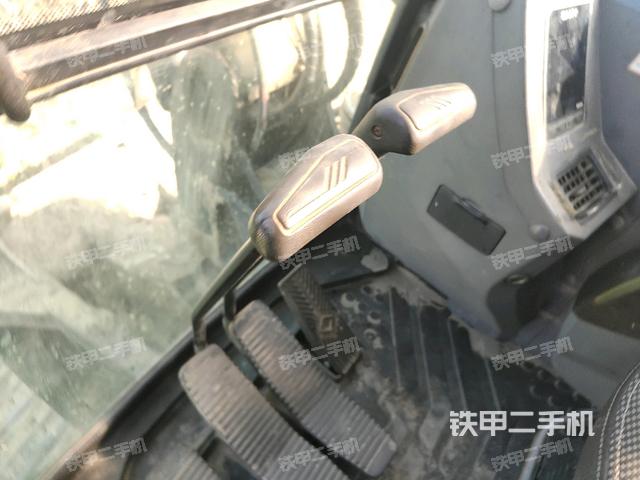 行走控制手柄和踏板 俯拍（驾驶室部分）